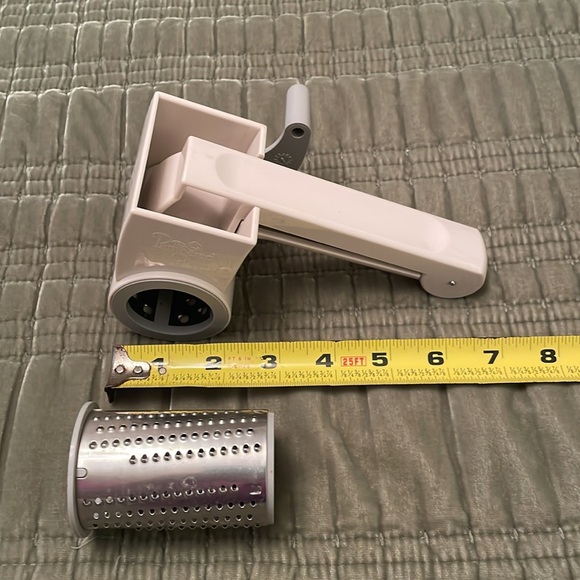 The Pampered Chef Deluxe Handheld Hand Crank Cheese Grater Zester Shredded - Picture 6 of 9